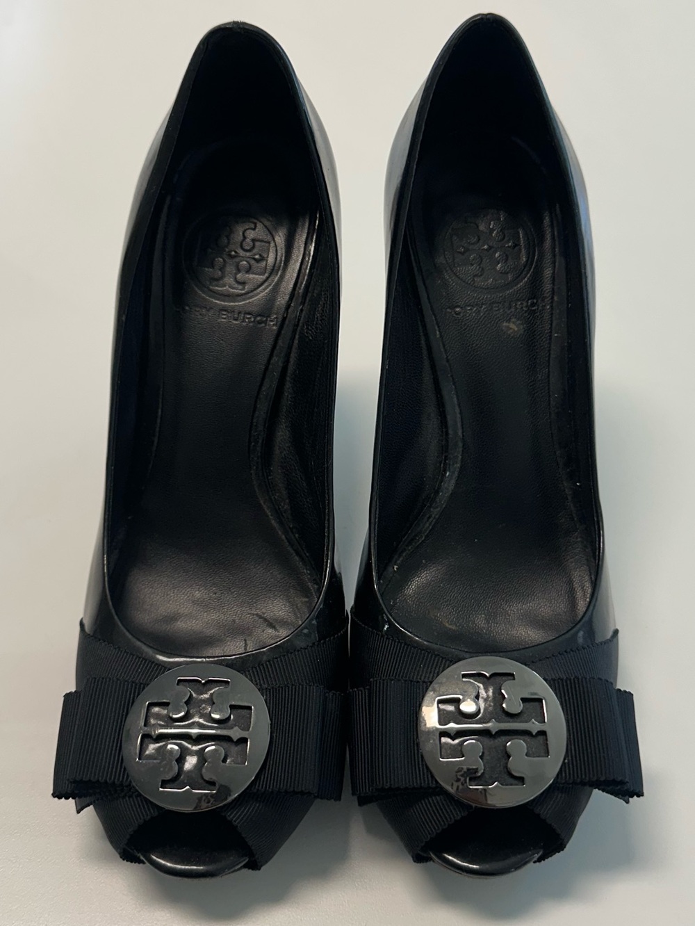 Tory Burch Black Patent Leather Peep Toe Heels Logo Bow Pumps Size 6.5